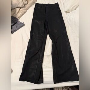 Joes the Callie Crop Jeans coated black
Slight flare